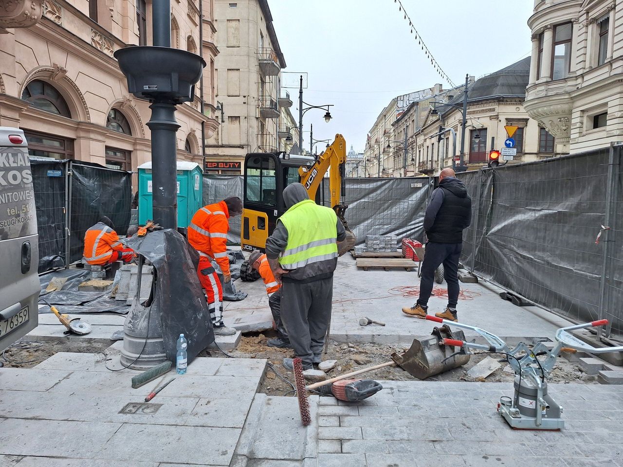 Łódź: Zaczął się montaż słupków blokujących wjazd na Piotrkowską