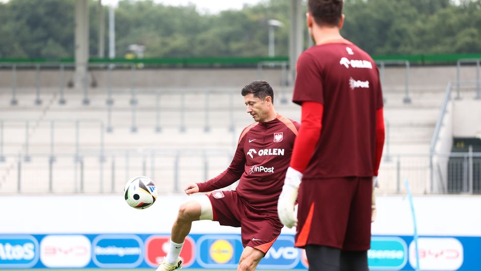Hanower, Niemcy, 19.06.2024. Napastnik piłkarskiej reprezentacji Polski Robert Lewandowski (L) podczas treningu kadry w Hanowerze, 17 bm. W piątek, 21 bm. Polacy rozegrają swój drugi mecz na mistrzostwach Europy w Niemczech. Rywalami Polski w meczu grupy D w Berlinie będą Austriacy. (js) PAP/Leszek Szymański