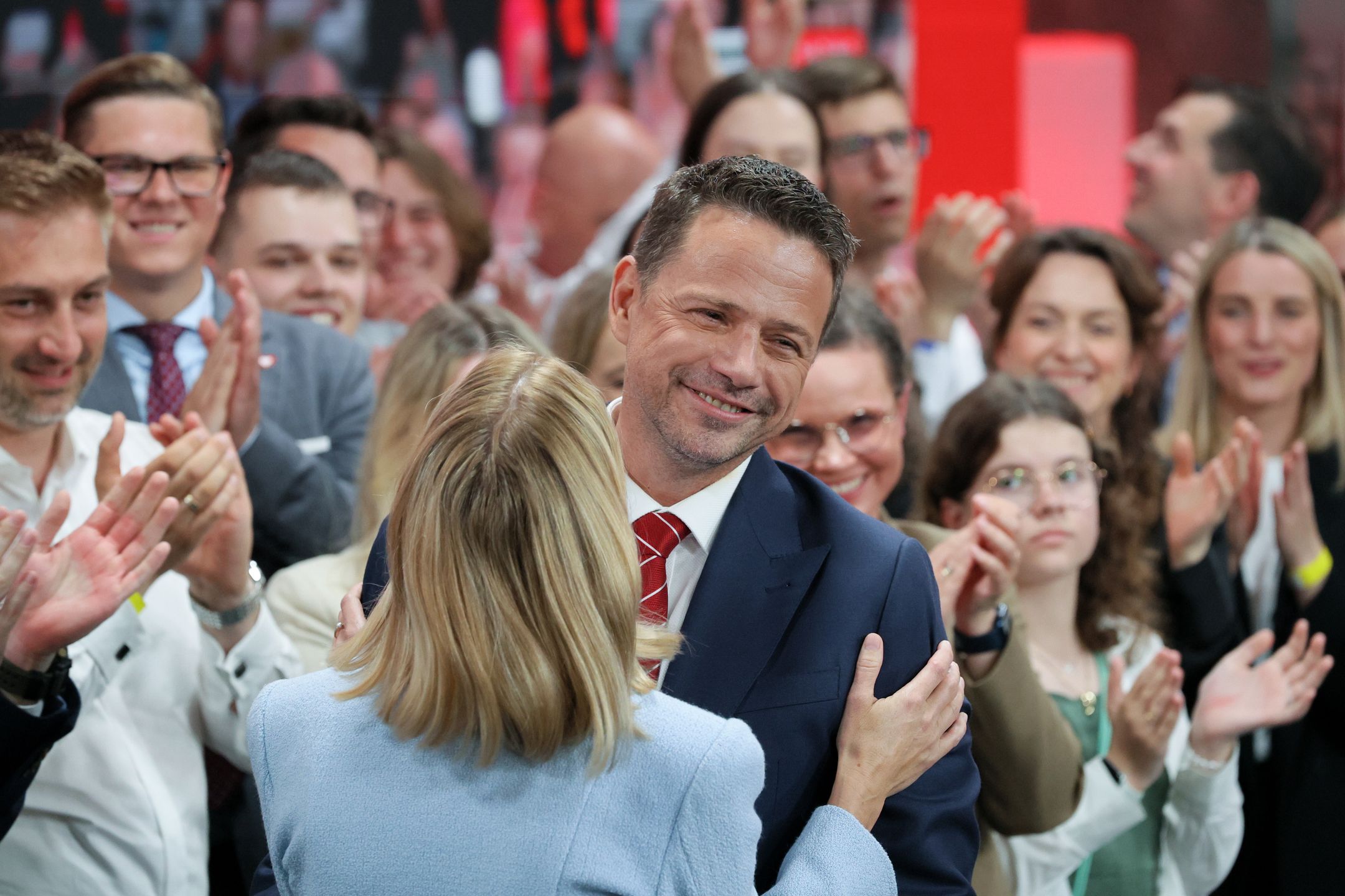 Warszawa, 01.06.2025. Wybory prezydenta RP - II tura. Kandydat KO w wyborach prezydenckich, prezydent Warszawy Rafał Trzaskowski w swoim sztabie wyborczym w Warszawie, 1 bm. Zakończyło się głosowanie w II turze wyborów prezydenta RP. (aldg) PAP/Paweł Supernak