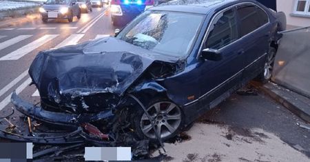 Pijany kierował bmw. Po wypadku zaczął uciekać