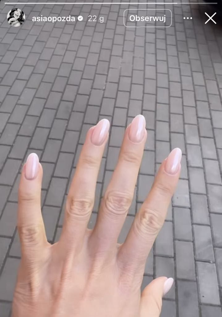Joanna Opozda stawia na naturalny kolor paznokci 