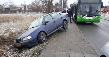 Chciała uniknąć zderzenia z autobusem miejskim i zjechała do rowu. Kierowca MPK ukarany