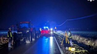 Kotków: Tragiczny wypadek z udziałem ciągnika. 50-letni pieszy zginął potrącony przez BMW
