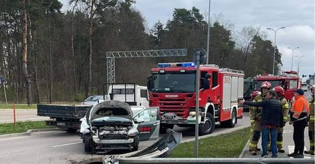 Spowodował wypadek i uciekł do lasu. Kierowcą okazał się pijany policjant