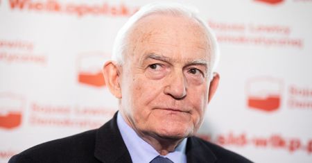 Szczepionka na COVID. Leszek Miller odpowiada Adamowi Niedzielskiemu