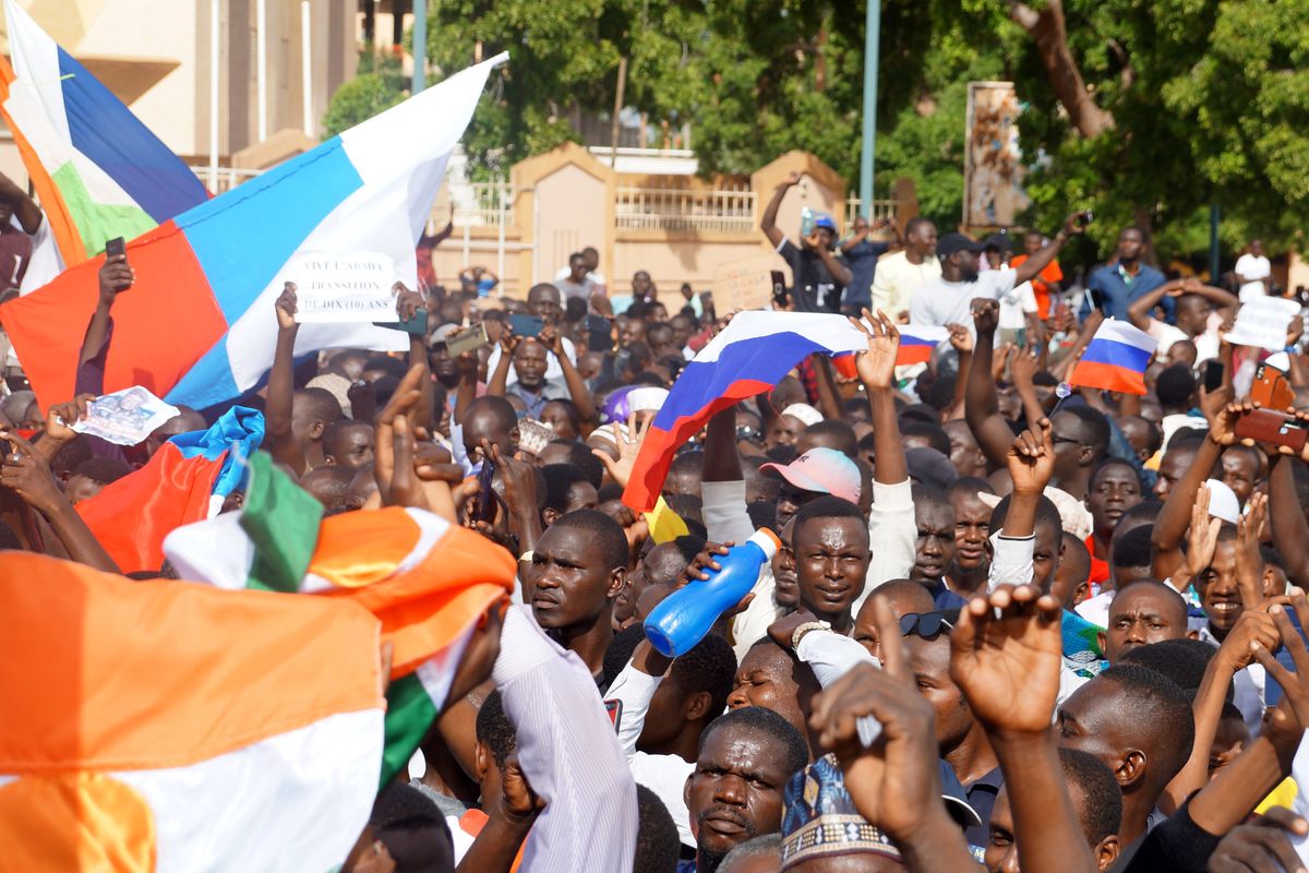 Namei, Niger. W zamieszkach, które objęły stolicę kraju w ostatnich dniach, gniew demonstrantów zwrócił się przeciw Francji, dawnemu kolonizatorowi
