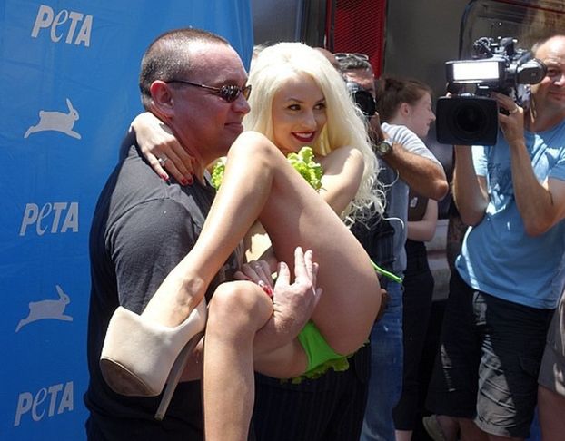 Courtney Stodden ZARĘCZYŁA SIĘ z... Dougiem Hutchinsonem!