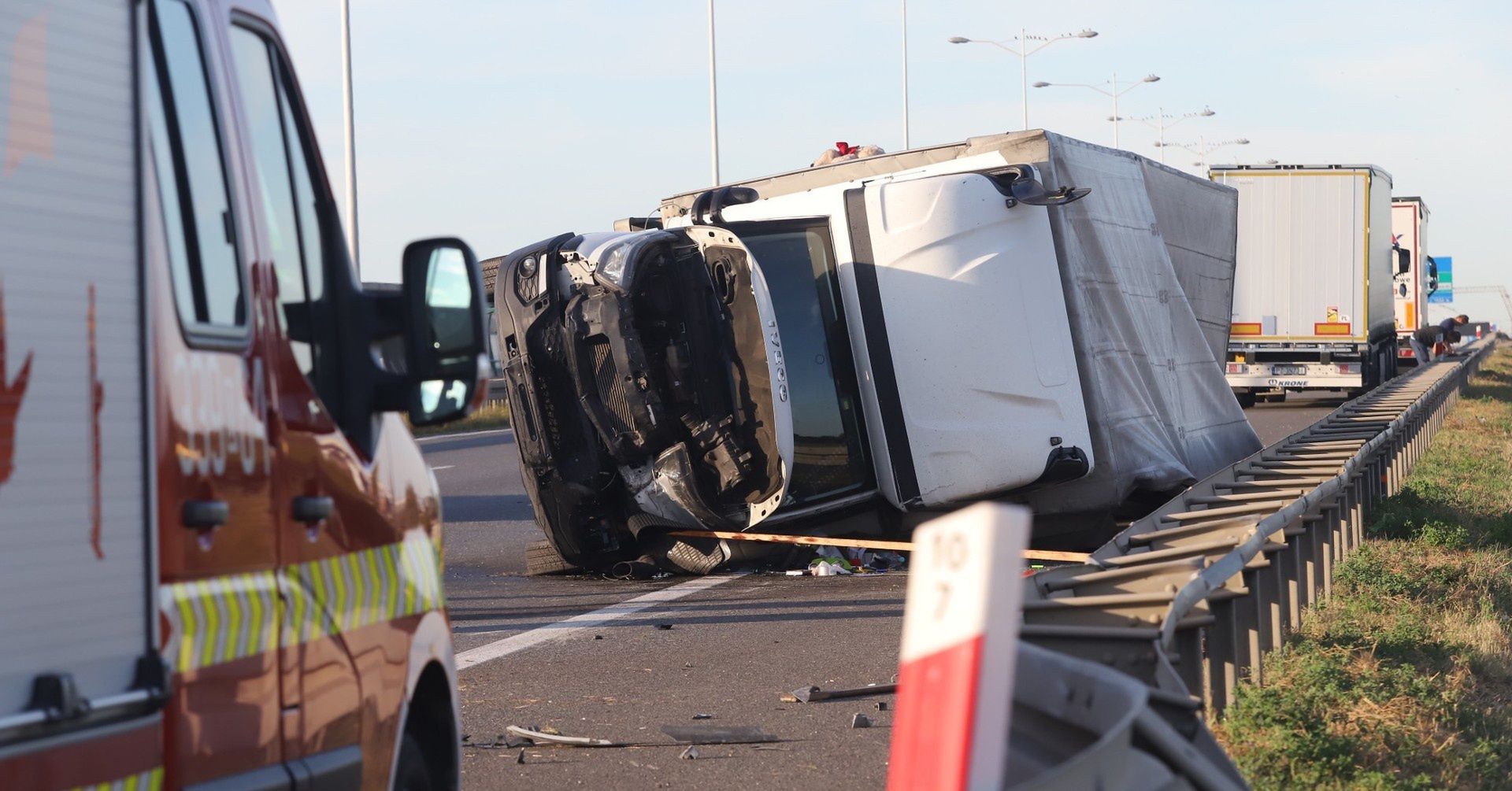Wypadek na drodze ekspresowej nr 8 pod Wrocławiem. Bus uderzył w bariery energochłonne (zdjęcie ilustracyjne). 