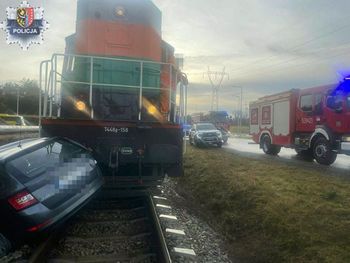 Polkowice: Zignorował czerwone światło i wjechał przed pociąg