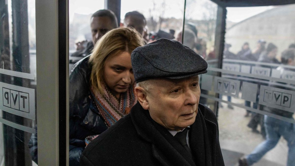 Zmiana w?adz w TVPJaroslaw Kaczynski (R), leader of the Polish Law and Justice (PiS) party, is seen as he enters the headquarters of Polish Public TV in Warsaw, on December 20, 2023. Poland's pro-EU government announced it has sacked authorities at state media outlets, widely seen as government mouthpieces during the right-wing populists' time in power. (Photo by Wojtek Radwanski / AFP)WOJTEK RADWANSKI