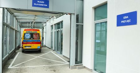 Połknął owada z napojem. Umarł na parkingu