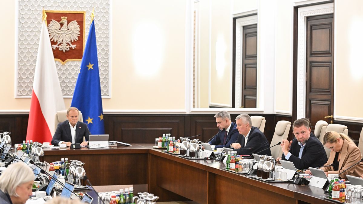 Warszawa, 28.09.2024. Premier Donald Tusk (L) podczas posiedzenia rządu w siedzibie Kancelarii Prezesa Rady Ministrów w Warszawie, 28 bm. Rada Ministrów ma przyjąć projekt budżetu na 2025 rok oraz projekt Strategii zarządzania długiem sektora finansów publicznych w latach 2025?2028.(ad) PAP/Radek Pietruszka