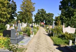 Płońsk. Makabryczne odkrycie na cmentarzu, znaleziono zwłoki noworodka