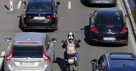 Jazda motocyklem w korku. Czy można omijać samochody?