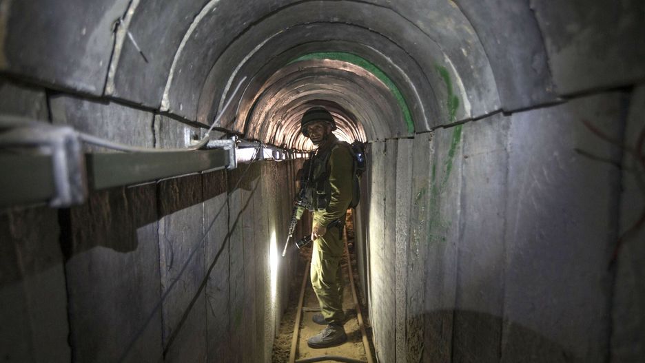 Żołnierz armii izraelskiej w palestyńskim tunelu w Strefie Gazy 