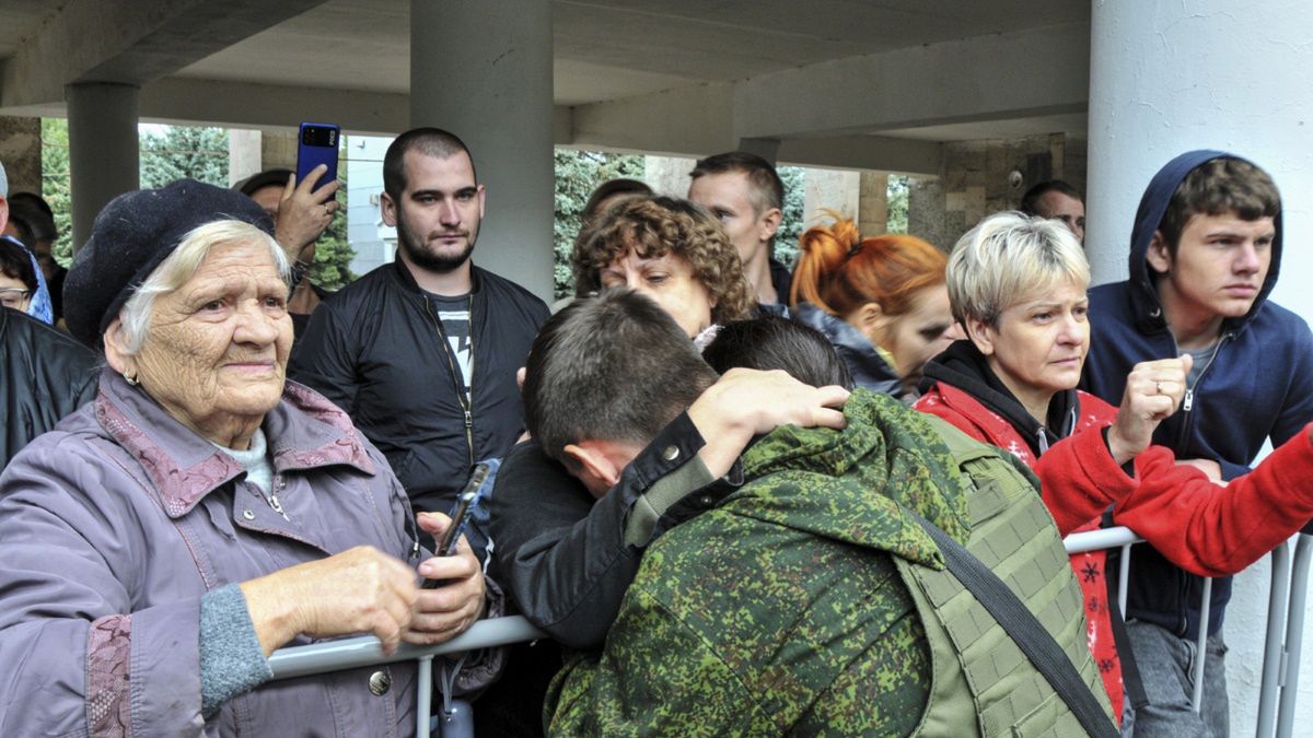 (PAP/EPA/ARKADY BUDNITSKY) Rosjanie w wieku poborowym rozpaczliwie próbują wydostać się z kraju. Nie każdemu się udaje
