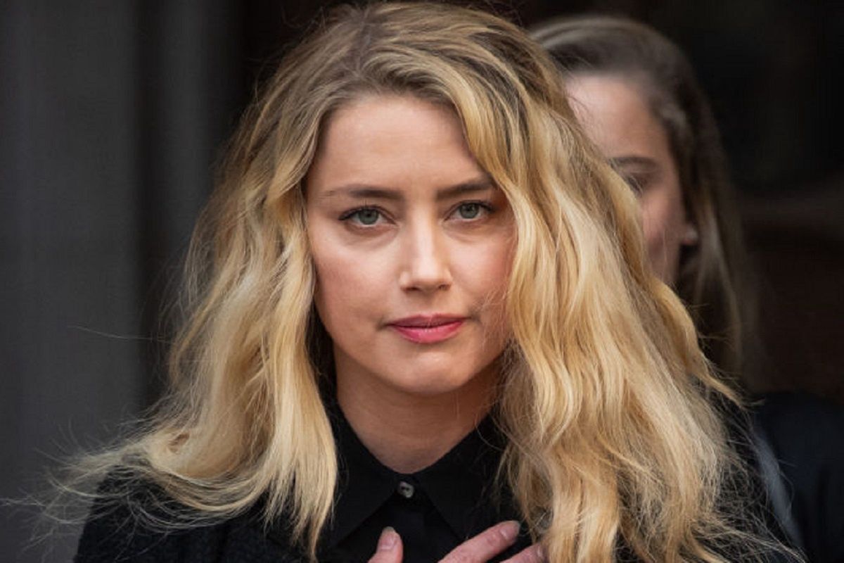 Zmęczona Amber Heard wróciła do domu