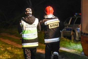 Nocna akcja służb ratunkowych w Skrzyszowie koło Tarnowa. Pomocy potrzebował mężczyzna, który wpadł do Wątoku