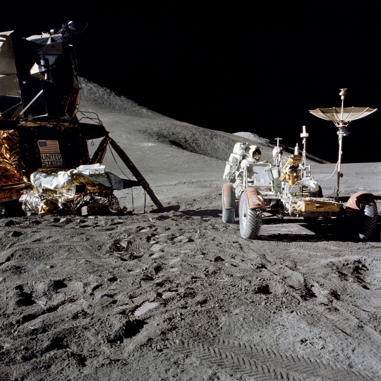 31 lipca 1971 (Apollo 15) - astronauta James Irwin pracuje przy LRV w trakcie pierwszego wyjścia na powierzchnię Księżyca.