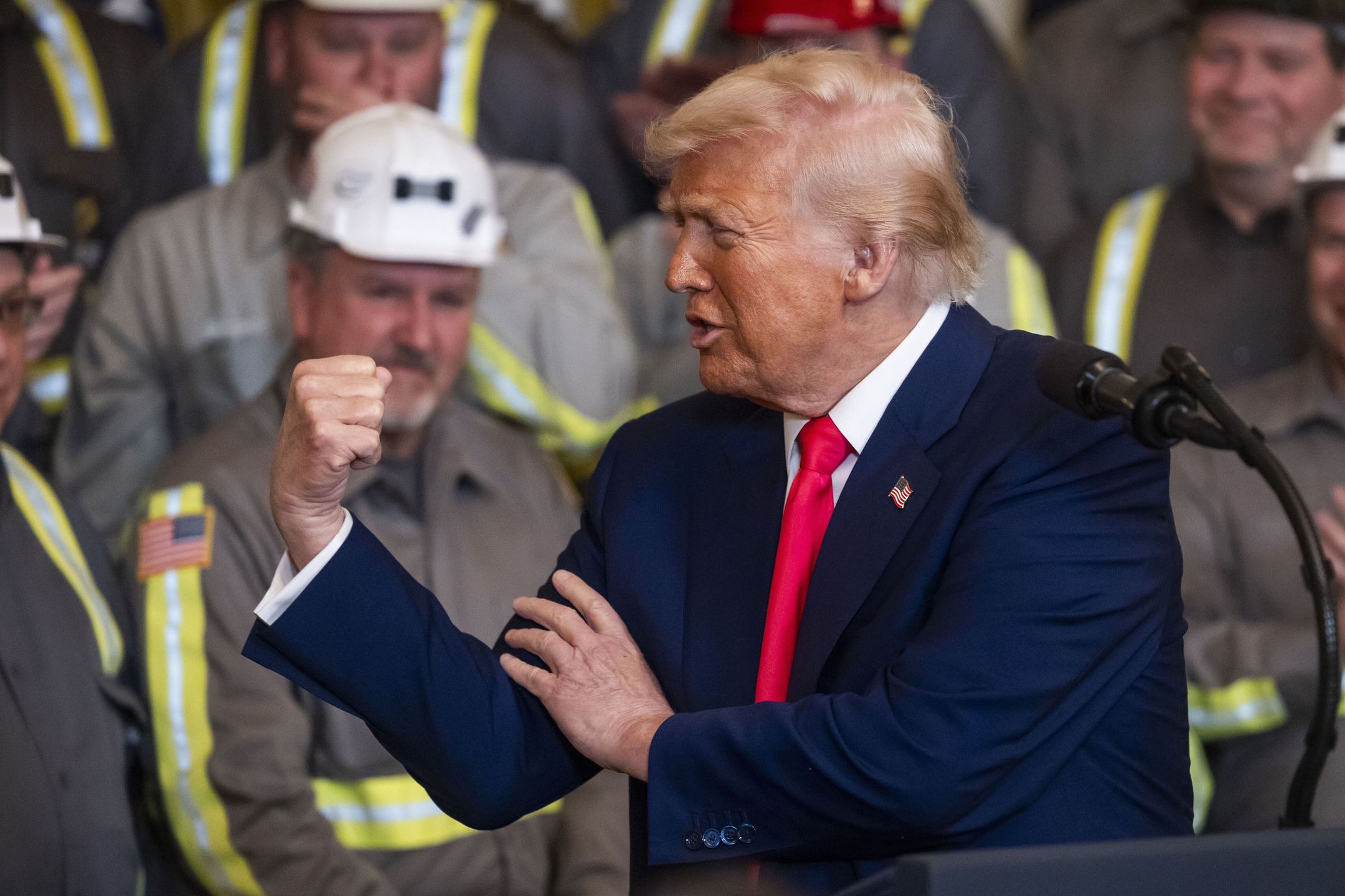 US President Trump signs executive orders to boost coal production
epaselect epa12019189 US President Donald Trump (C) gestures as he prepares to sign several executive orders to boost US coal production in the East Room of the White House in Washington, DC, USA, 08 April 2025. The regulations expedite coal leases on federal lands.  EPA/JIM LO SCALZO 
Dostawca: PAP/EPA.
JIM LO SCALZO
epaselect