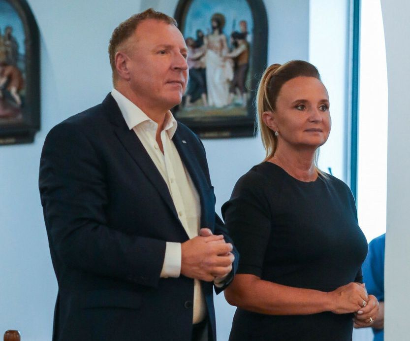 Jacek Kurski z żoną i córką na mszy z okazji śmierci matki