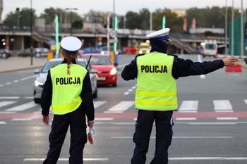 Kuriozalna kontrola drogowa w Półcznie. Kierowca wysiadł do policjantów, a jego auto pojechało dalej