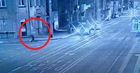 Komentarz zbędny. 31-latek jechał hulajnogą. Tuż obok radiowóz