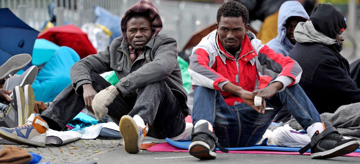 Uchodźcy na ulicach Berlina. Zdjęcie ilustracyjne