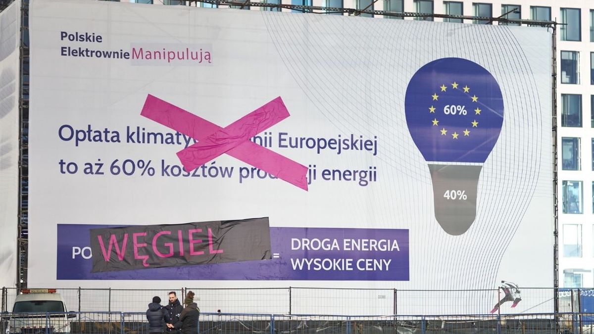 Aktywiści klimatyczni postanowili przerobić olbrzymi billboard z żarówką przy Dworcu Centralnym w Warszawie 
