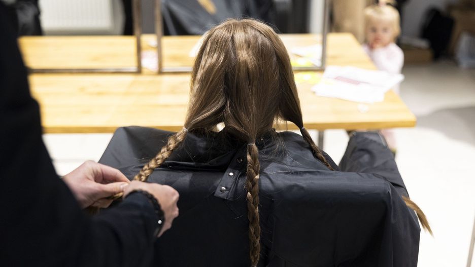 Akcja ścinania włosów na peruki w Krakowie