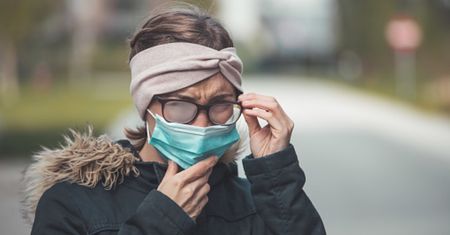 Maseczka i zaparowane okulary? Zobacz, jak pozbyć się problemu