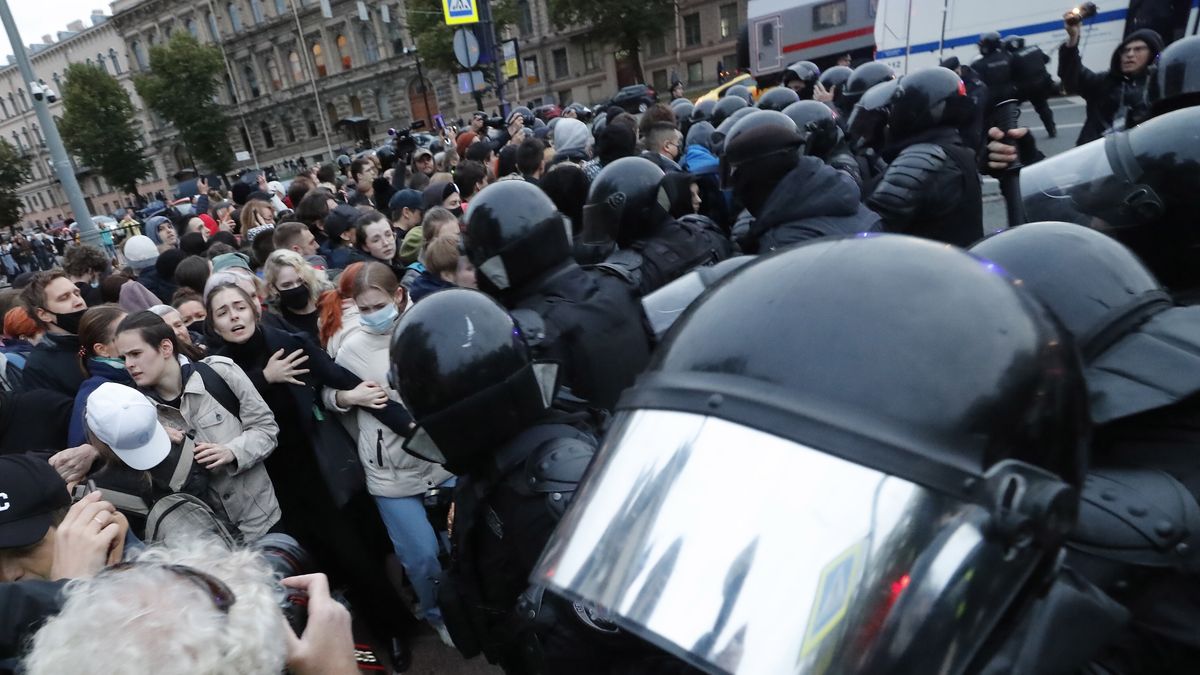 Russian policemen prepare to detain participants of an unauthorised protest against the partial mobilisation due to the conflict in Ukraine, in central St. Petersburg, Russia, 21 September 2022. Russian President President Putin has signed a decree on partial mobilization in the Russian Federation, with mobilization activities starting on 21 September. Russian citizens who are in the reserve will be called up for military service. On 24 February 2022 Russian troops entered the Ukrainian territory in what the Russian president declared a 'Special Military Operation', starting an armed conflict that has provoked destruction and a humanitarian crisis. EPA/ANATOLY MALTSEV Dostawca: PAP/EPA.