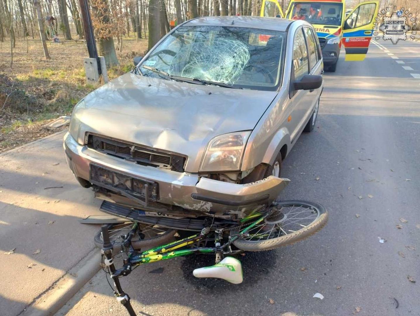 11-letni chłopiec ciężko ranny w wypadku. Wjechał rowerem pod samochód