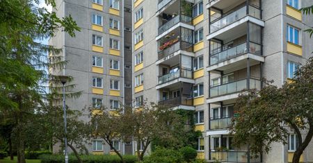 Spali na balkonie. Nie mogli pomieścić się w 70-metrowym mieszkaniu