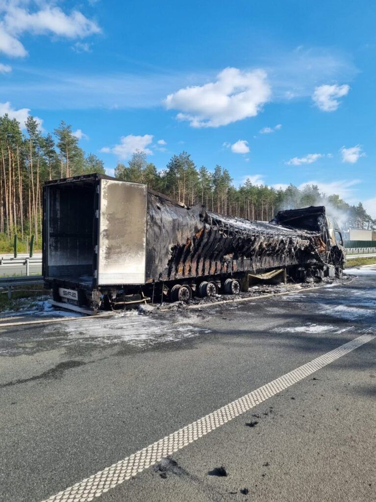 Stare Lubiejewo: Pożar ciężarówki na S61. Droga zablokowana