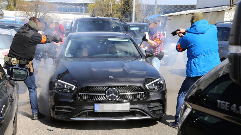 Warszawa. Kradli i demontowali auta ze stolicy. Trzy pojazdy odzyskane