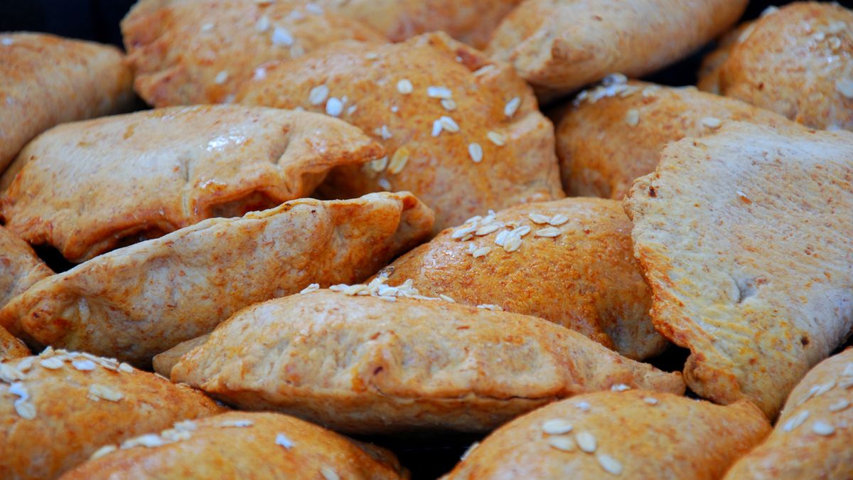 Pieczone pierogi to świetny pomysł na imprezową przekąskę 