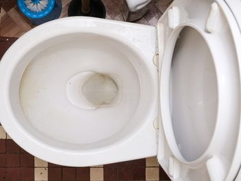 Włóż do spłuczki. Po kamieniu nie zostanie ślad