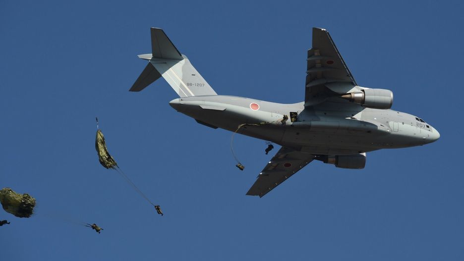 Wsp�lne ?wiczenia wojsk japo?skich i ameryka?skichParatroopers of Japan's Ground Self-Defence Force 1st Airborne Brigade jump from a Kawasaki C-2 heavy transport aircraft during an airborne exercise at Narashino training ground in Funabashi, Chiba prefecture on January 13, 2019. (Photo by Kazuhiro NOGI / AFP)KAZUHIRO NOGI