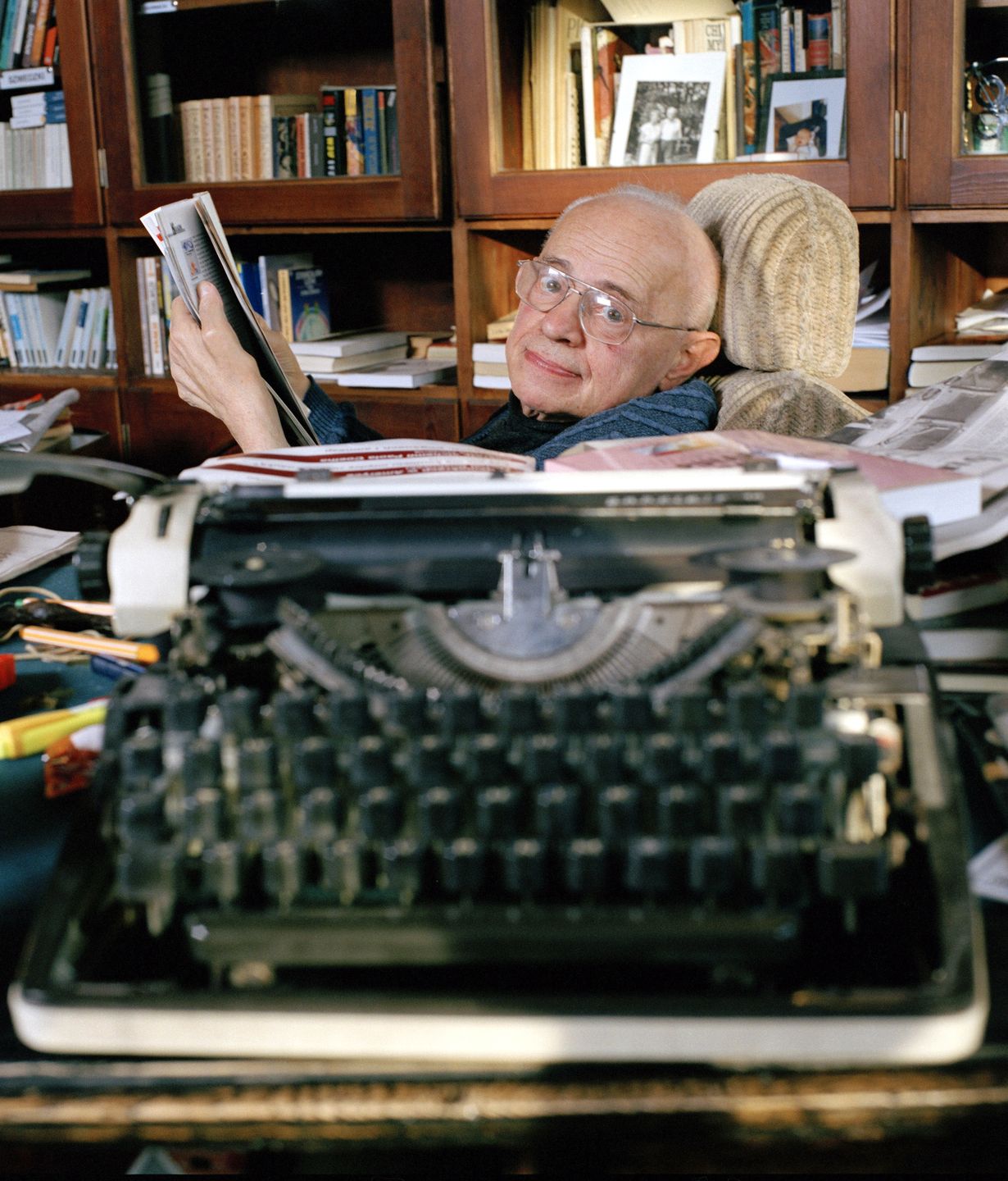 Stanisław Lem w krakowskim mieszkaniu w 2004 roku (dwa lata przed śmiercią)