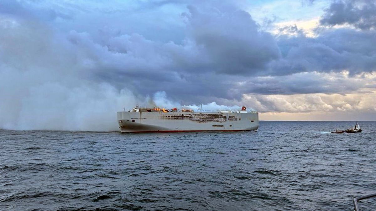Po?ar na statku Fremantle Highway przewo??cym samochody
Smoke and flames are seen on a freight ship in the North Sea, about 27 kilometers (17 miles) north of the Dutch island of Ameland, Wednesday, July 26, 2023. A fire on the freight ship Fremantle Highway, carrying nearly 3,000 cars, was burning out of control Wednesday in the North Sea, and the Dutch coast guard said it was working to save the vessel from sinking close to an important habitat for migratory birds. (Kustwacht Nederland/Coastguard Netherlands via AP)