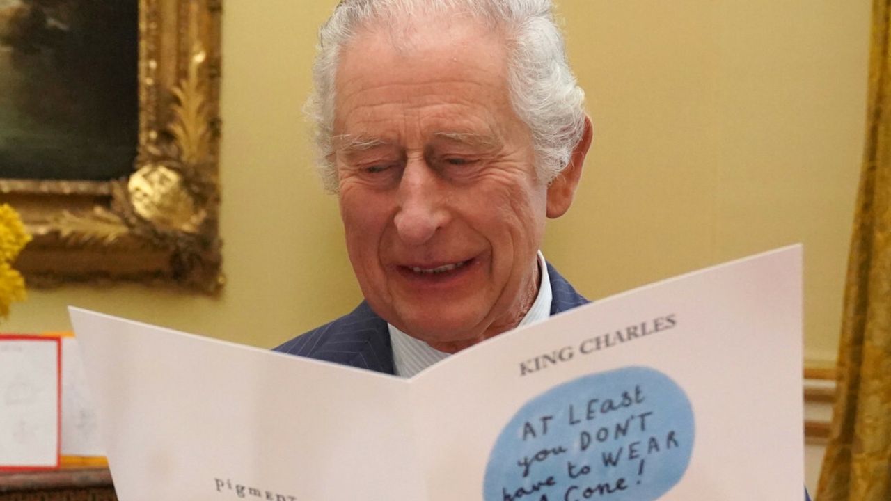 Wzruszony Król Karol III śmieje się i płacze, czytając listy od poddanych