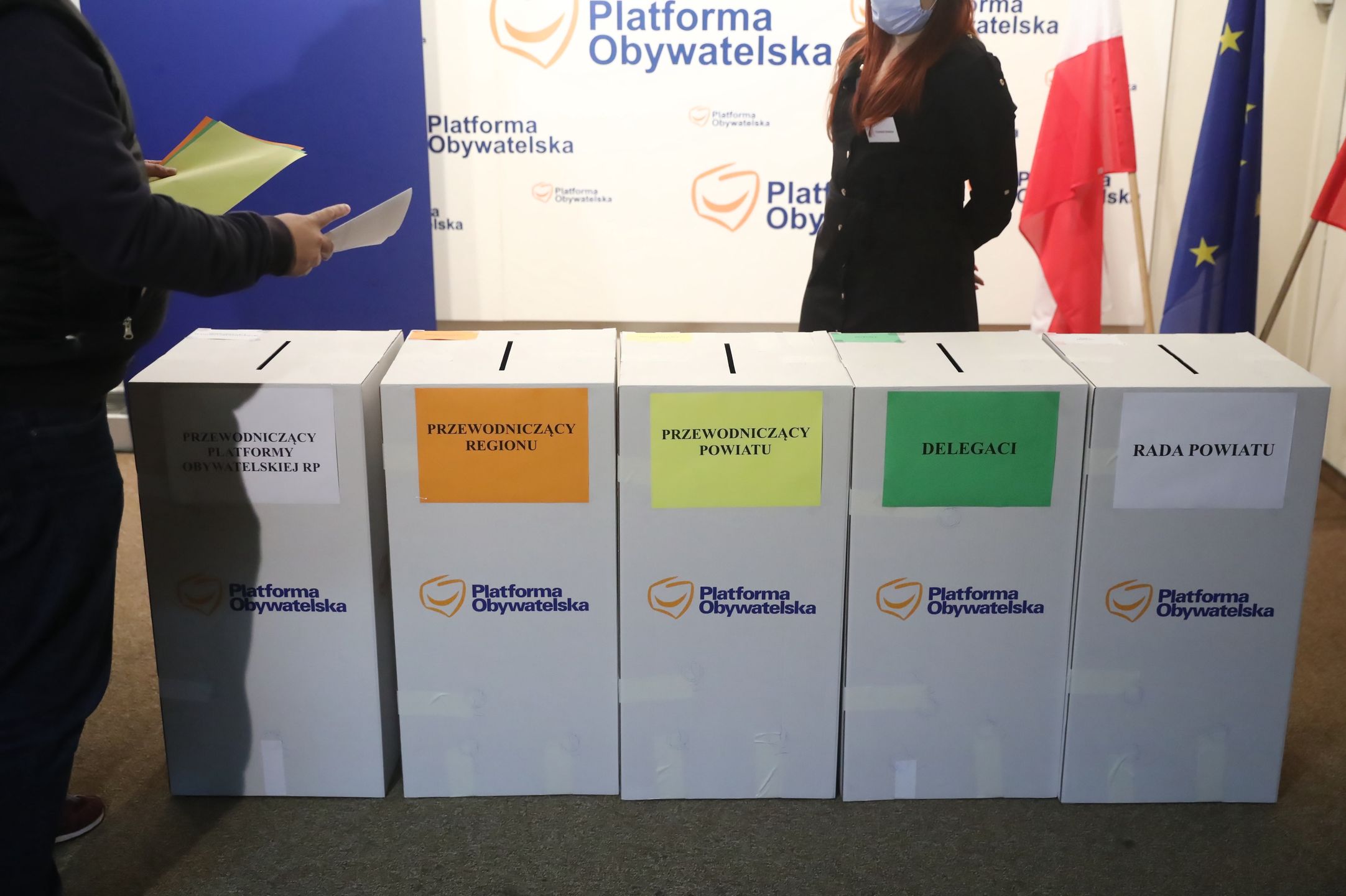 Warszawa, 23.10.2021. Wybory przewodniczącego partii, przewodniczących regionów oraz struktur powiatowych Platformy Obywatelskiej RP, 23 bm. w Warszawie. Członkowie PO mogą oddać głos w 240 komisjach wyborczych w całej Polsce. (mr) PAP/Tomasz Gzell
