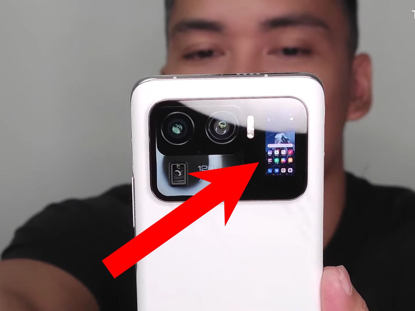 Xiaomi Mi 11 Ultra na wideo. Ma aparat z... wyświetlaczem