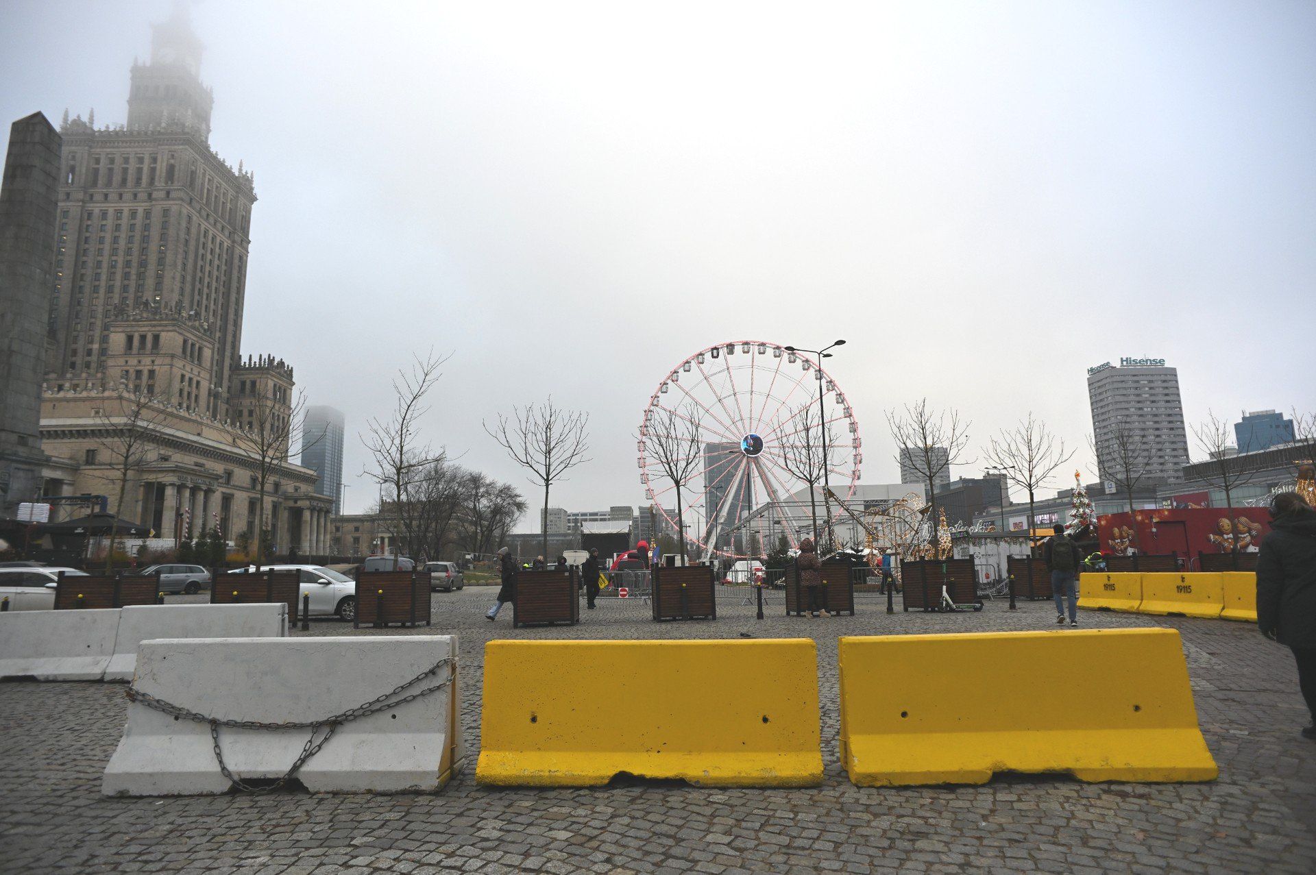 Betonowe zapory i całodobowy monitoring. Specjalne środki ostrożności w związku ze świątecznym jarmarkiem