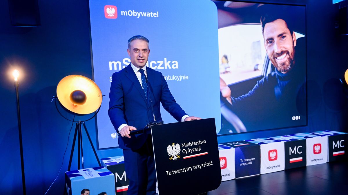 Warszawa, 01.09.2025. Wicepremier, minister cyfryzacji Krzysztof Gawkowski podczas konferencji prasowej, 1 bm. w Centralnym Domu Technologii w Warszawie. Temat konferencji "Nowa usługa dla kierowców - mStłuczka w mObywatelu. Szybkie i proste zgłaszanie kolizji drogowej". (sko) PAP/Piotr Nowak