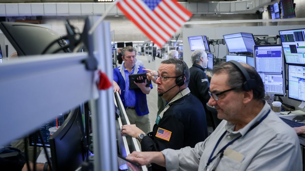 Traders work on the floor of the American Stock Exchange (AMEX) at the New York Stock Exchange (NYSE) in New York, US, on Friday, Nov. 21, 2025. Wall Street traders drove stocks higher at the end of a volatile week that saw some of the most-speculative corners of the market getting whipsawed, testing investors' nerves after a relentless rally. Photographer: Michael Nagle/Bloomberg via Getty Images