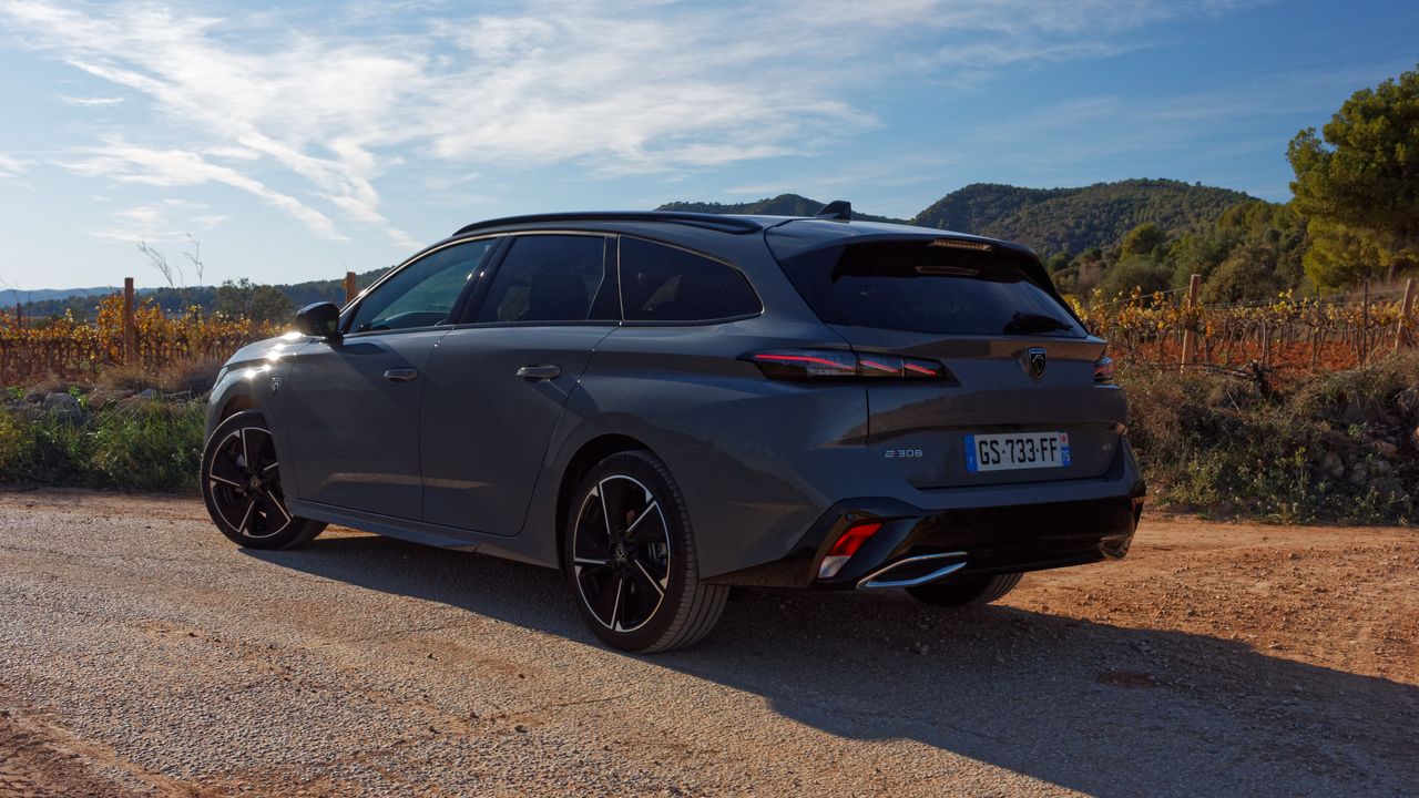 Pierwsza jazda: Peugeot E-308 i E-308 SW — skok do wody z rekinami