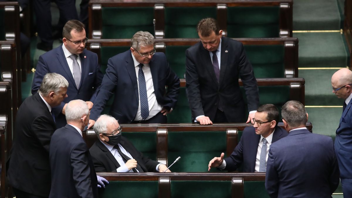 Na zdjęciu: Jarosław Kaczyński, Waldemar Andzel, Mariusz Błaszczak, Mateusz Morawiecki, Marek Suski, Czesław Hoc w Sejmie