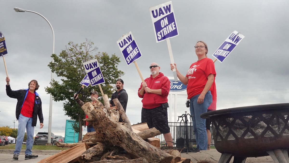 WAYNE, MICHIGAN - SEPTEMBER 26: UAW workers picket outside of Ford's Wayne Assembly Plant on September 26, 2023 in Wayne, Michigan. President Joe Biden traveled to the Detroit area to visit with striking auto workers in Michigan today. Republican presidential candidate former President Donald Trump is expected to hold a rally in nearby Clinton Township tomorrow evening. (Photo by Scott Olson/Getty Images)